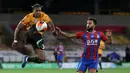 Gelandang Wolverhampton Wanderers, Adama Traore, berebut bola dengan gelandang Crystal Palace, Andros Townsend, pada laga lanjutan Premier League di Molineux Stadium, Selasa (21/7/2020) dini hari WIB. Wolves menang 2-0 atas Crystal Palace. (AFP/Martin Rickett/pool)