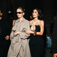 Kylie Jenner adalah pengunjung tetap di barisan depan Schiaparelli, tetapi hari ini ia juga menyaksikan kakaknya sendiri, Kendall Jenner. [@treyshotyou/@voguemagazine].