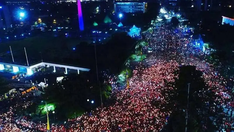 Warga Surabaya Nyalakan 1000 Lilin di Tugu Pahlawan untuk Ahok