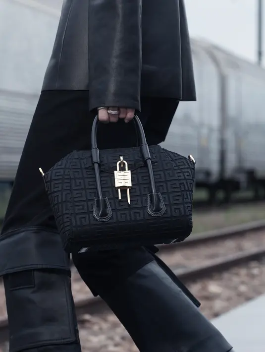 Givenchy meluncurkan tas terbaru 4G handbag dengan desain yang bold, mengangkat logo monogram dengan detail bordir menawan.