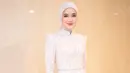 Ia kemudian mengganti pakaiannya dengan kebaya hijab yang simple clean look dan classy rancangan Dimas Singgih.   [Instagram/dimassinggih]
