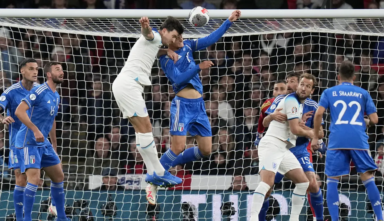 Pemain Timnas Inggris, Harry Maguire (tengah kiri), berebut bola di udara dengan pemain Timnas Italia, Giorgio Scalvini saat memanfaatkan tendangan penjuru dalam laga lanjutan Kualifikasi Euro 2024 yang digelar di Wembley, London pada Rabu (18/10/2023) dini hari WIB. (AP Photo/Kirsty Wigglesworth)