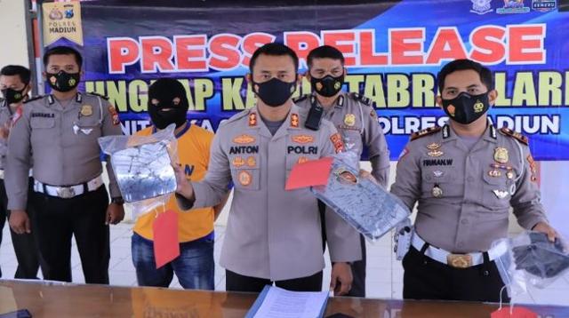 Polres Madiun memberi keterangan pers terkait penangkapan pelaku tabrak lari yang terjadi di Tol Madiun-Surabaya. Foto (Istimewa)