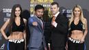 Petinju Manny Pacquiao dan penantangnya, Jeff Horn, berpose usai melakukan penimbangan berat badan di Brisbane, Australia, (1/7/ 2017). Keduanya akan bertarung memperebutkan sabuk juara kelas welter versi WBO. (EPA/Dave Hunt)