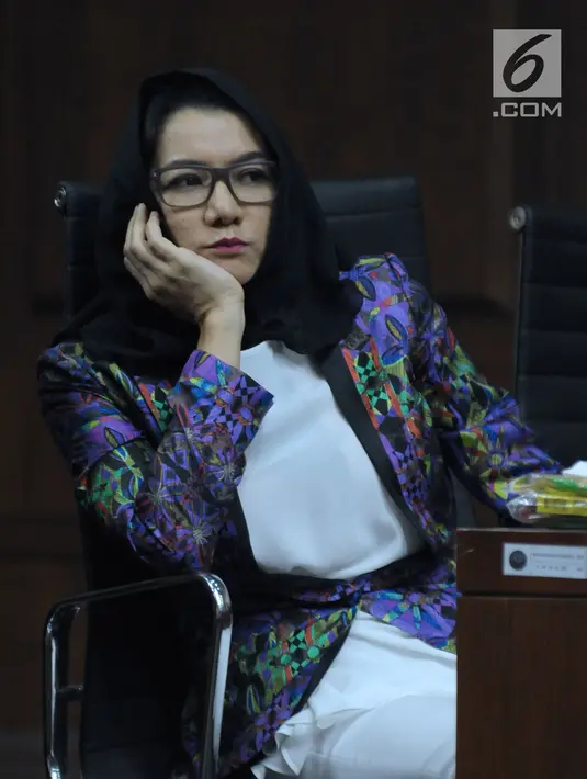 Terdakwa gratifikasi dan suap pemberian izin lokasi perkebunan kelapa sawit, Rita Widyasari saat mengikuti sidang lanjutan di Pengadilan Tipikor, Jakarta, Rabu (11/4). Sidang mendengar keterangan saksi. (Liputan6.com/Helmi Fithriansyah)