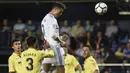 Pemain Real Madrid, Cristiano Ronaldo menyundul bola melewati adangan pemain Villarealpada laga terakhir La Liga di Ceramica stadium, Villarreal, (19/5/2018). Real Madrid bermain imbang 2-2. (AFP/Jose Jordan)
