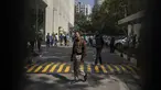 Seorang petugas polisi terlihat di gerbang sebuah gedung yang menampung kantor BBC di New Delhi, India, Selasa (14/2/2023). Otoritas pajak India melakukan penggeledahan kantor BBC di New Delhi, kata seorang jurnalis di lembaga penyiaran itu kepada AFP, beberapa minggu setelah menayangkan film dokumenter yang mengkritik Perdana Menteri Narendra Modi. (AP Photo/Altaf Qadri)