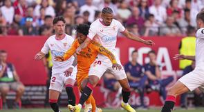 Bek Sevilla, Djibril Sow mencoba menghentikan Endrick di laga Sevilla vs Real Madrid, Senin (19/5/2025) (AP Photo/Jose Breton)