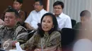 Menteri BUMN Rini Sumarno memberikan paparannya dengan para direktur Perusahaan BUMN saat jumpa pers di Jakarta, (25/7). Acara jumpa pers ini juga digunakan Menteri BUMN untuk pemaparan program  BUMN kedepan. (Liputan6.com/Angga Yuniar)