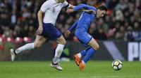 Bek timnas Inggris, James Tarkowski, berduel dengan striker timnas Italia, Federico Chiesa dalam laga uji coba di Stadion Wembley, Rabu (28/3/2018) dini hari WIB. (AP Photo/Kirsty Wigglesworth)