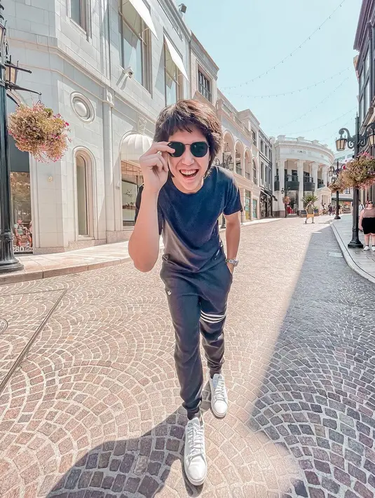 El Rumi berpose di Rodeo Drive, Beverly Hills. (Foto: Instagram/ elelrumi)