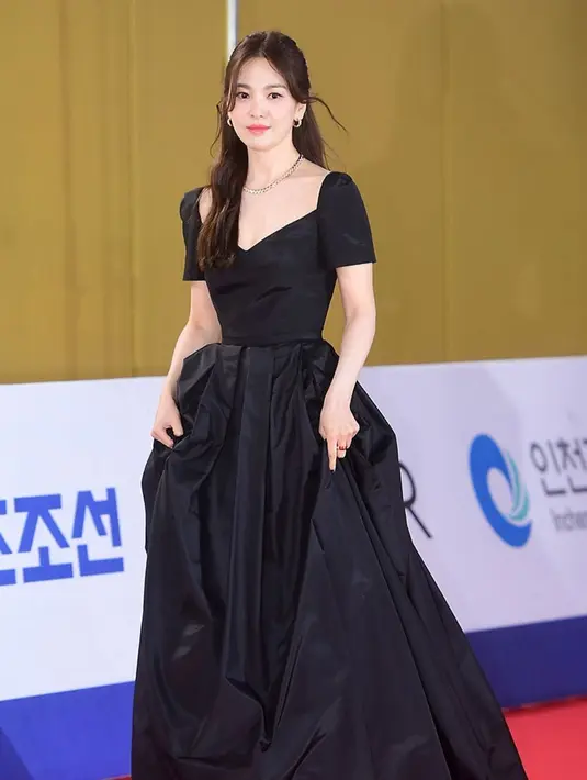 Song Hye Kyo tampil simple dengan gaun hitam berkerah V-Neck dan lengan pendek. Rambut half ponytail bikin Song Hye Kyo makin terlihat anggun. [@victori_2211]