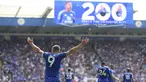 Pemain Leicester City, Jamie Vardy melakukan selebrasi setelah mencetak gol yang ke-200 bersama timnya dalam laga lanjutan Liga Inggris 2024/2025 melawan Ipswich Town di King Power Stadium, Leicester, Inggris, Minggu (18/05/2025). (AP Photo/PA/Nigel French)