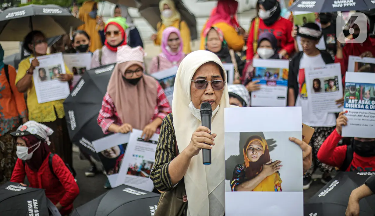 Pekerja rumah tangga (PRT) berorasi saat menggelar aksi di depan Taman Aspirasi Monas, Jakarta, Rabu (21/12/2022). Aksi tersebut dilakukan untuk memperingati Hari Ibu serta meminta pemerintah untuk mengesahkan Rancangan Undang-Undang Perlindungan Pekerja Rumah Tangga (RUU PPRT). (Liputan6.com/Faizal Fanani)