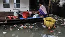 Warga beraktivitas saat banjir rob menggenangi permukiman Muara Angke, Jakarta, Selasa (22/1). Banjir air laut pasang atau Rob yang kembali melanda kawasan itu sejak 6 hari lalu membuat aktivitas warga sekitar terganggu. (Merdeka.com/Iqbal S. Nugroho)