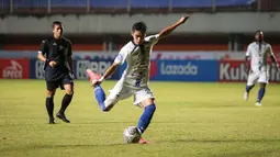 PSIS mencoba menekan pada menit ke-21 melalui Septian David Maulana. Sayangnya, bola hasil sepakannya masih bisa dijinakkan oleh barisan pertahanan Bali United. (Bola.com/Bagaskara Lazuardi)