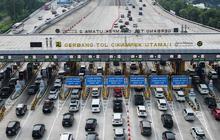 FOTO: Pantauan Arus Mudik di Gerbang Tol Cikampek Utama, Skema One Way Diterapkan