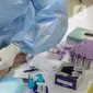 Petugas medis saat diperiksa dengan metode Tes serologi virus Corona COVID-19 di RS Siloam Kebon Jeruk, Jakarta, Selasa (11/8/2020). Cara mendeteksinya dilakukan dengan mengambil darah pasien dan dimasukkan ke tabung darah untuk diproses di laboratorium. (Liputan6.com/Faizal Fanani)