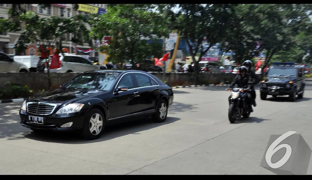 Jokowi menaiki mobil mercedez benz berwarna hitam diikuti oleh Paspampres dengan mengendarai motor, Jakarta, Sabtu (23/8/2014) (Liputan6.com/Miftahul Hayat) 