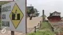 Warga melintas di samping Musala yang masih berdiri di lokasi pembangunan proyek Tol Cinere-Jagorawi seksi II di Depok, Jawa Barat, Selasa (1/11). Ditargetkan pembebasan tanah pembangunan Tol ini selesai akhir tahun 2016. (Liputan6.com/Johan Tallo)