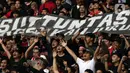Pendukung timnas Indonesia membentang spanduk bertuliskan “Pengusutan Tuntas” saat menyaksikan laga kualifikasi Grup A Piala AFF 2022 antara Indonesia melawan Kamboja di di Stadion Utama Gelora Bung Karno, Jakarta, Jumat (23/12/2022). Mereka menyuarakan pengusutan tuntas kasus atas Tragedi Kanjuruhan yang terjadi pada awal Oktober 2022 lalu. (Liputan6.com/Helmi Fithriansyah)