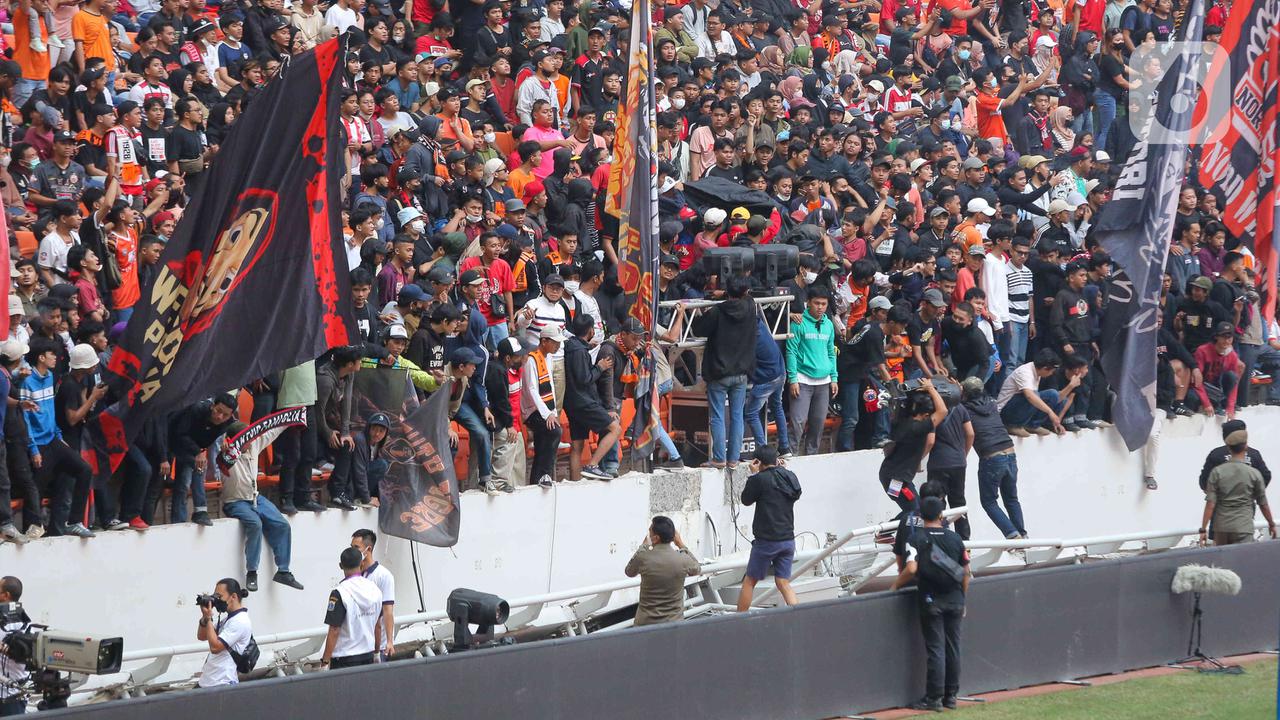 Pagar Tribun Penonton JIS Roboh