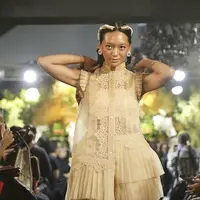 Asmara Abigail memeragakan busana karya Denny Irawan. (Bambang E Ros/Fimela.com)