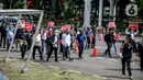 Sejumlah orang yang tergabung dalam Koalisi Masyarakat Sipil Anti Korupsi menggelar aksi unjuk rasa di depan Gedung Merah Putih KPK, Senin (10/4/2023). (Liputan6.com/Faizal Fanani)