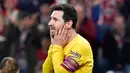 Reaksi striker Barcelona, Lionel Messi usai melewatkan peluang mencetak gol ke gawang Athletic Bilbao pada babak perempat final Copa del Rey di San Mames, Kamis (6/2/2019). Barcelona kandas di babak perempat final Copa del Rey setelah takluk 0-1 di kandang Athletic Bilbao . (AP/Alvaro Barrientos)