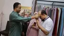 Gubernur DKI Jakarta Anies Baswedan memasangkan kacamatanya kepada penyidik senior KPK Novel Baswedan di Jalan Deposito, Pegangsaan Dua, Kelapa Gading, Jakarta Utara. (Instagram/@Anies Baswedan)