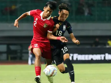 Pemain Timnas Indonesia  U-17 Rizdjar (kiri) berebut bola dengan pemain Korea Selatan U-17 Kim Hyunmi pada pertandingan persahabatan di Stadion Patriot Chandrabhaga, Bekasi, Jawa Barat, Rabu (30/8/2023). Garuda Muda kalah dengan skor 0-1. (Liputan6.com/Herman Zakharia)