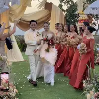 Mahalini dan Rizky Febian melangsungkan resepsi pernikahan kedua di Bali. Kali ini, keduanya tampak glamor dalam gaun dan jas bernuansa putih. [Foto: Instagram/ Bridestory/ axioo]