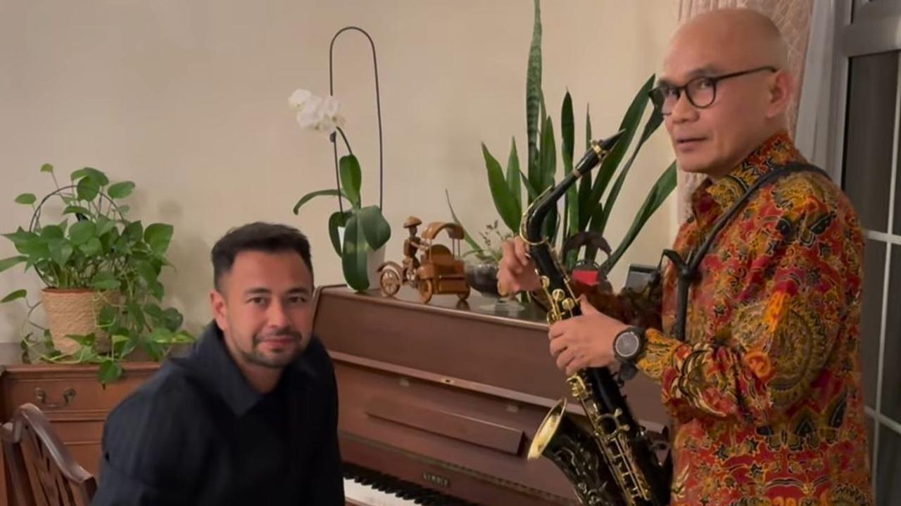 Raffi Ahmad dan Desra Percaya sempat berkolaborasi. Raffi memainkan keyboard, sedangkan Desra memainkan saxophone. Mereka membawakan lagu 'Kisah Cintaku'.<br>
