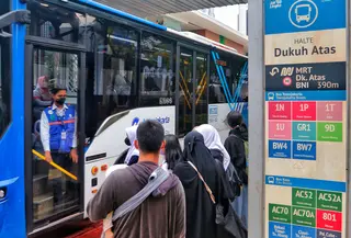 Bus Transjakarta menaikkan penumpang di halte kawasan Jalan Sudirman, Jakarta, Selasa (31/1/2023). Dinas Perhubungan (Dishub) DKI masih melakukan evaluasi tarif integrasi transportasi di Jakarta yakni Transjakarta, MRT, dan LRT. (Liputan6.com/Angga Yuniar)