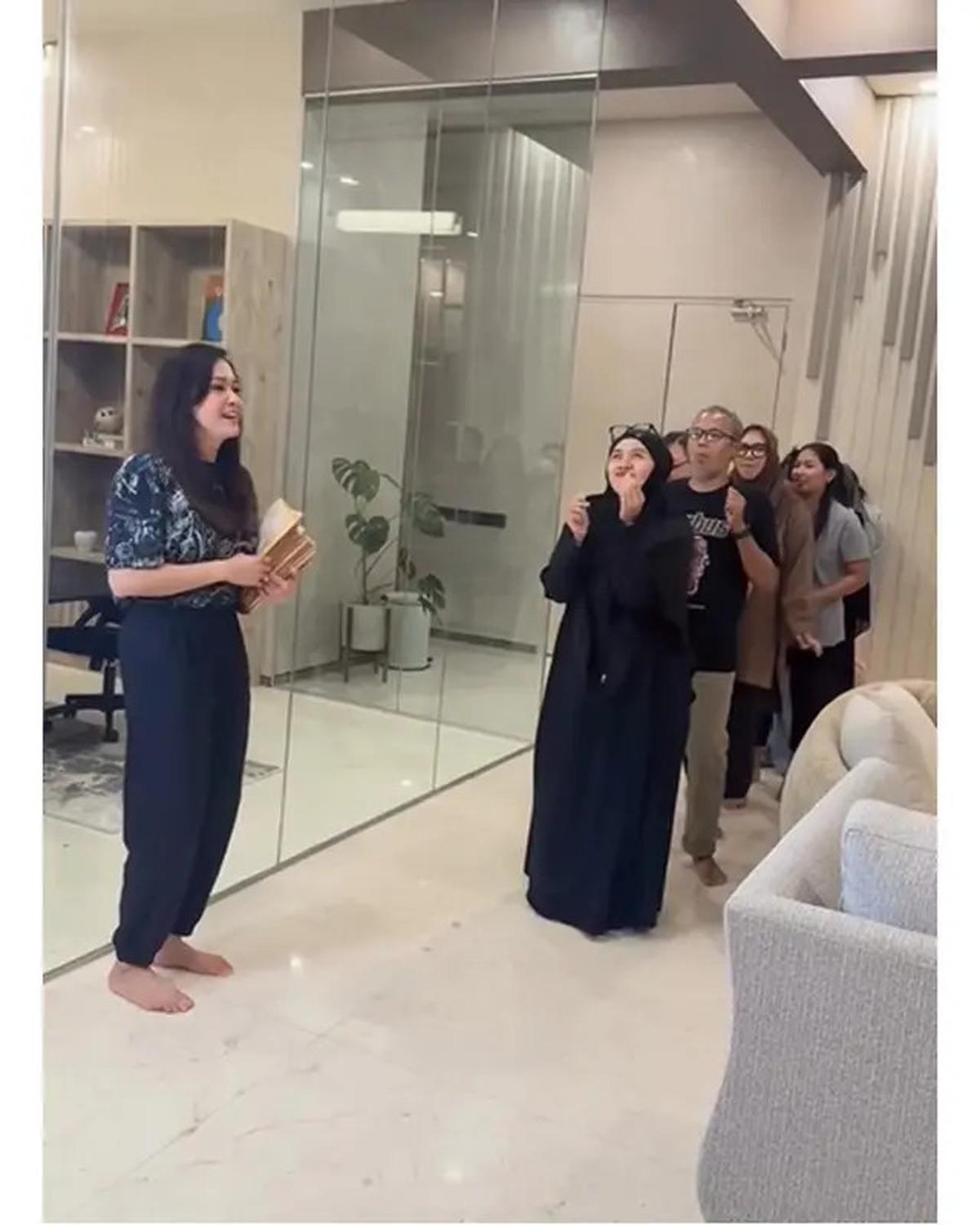 6 Artis Bagi-bagi THR Mewah ke Karyawan, Nagita Slavina hingga Maia Estianty