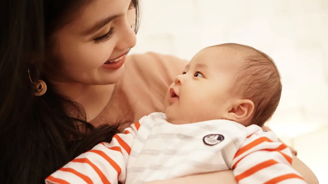 [Bintang] Sibuk Urus Bayi, 3 Seleb Ini Tetap Kelihatan Cantik Natural Tanpa Makeup