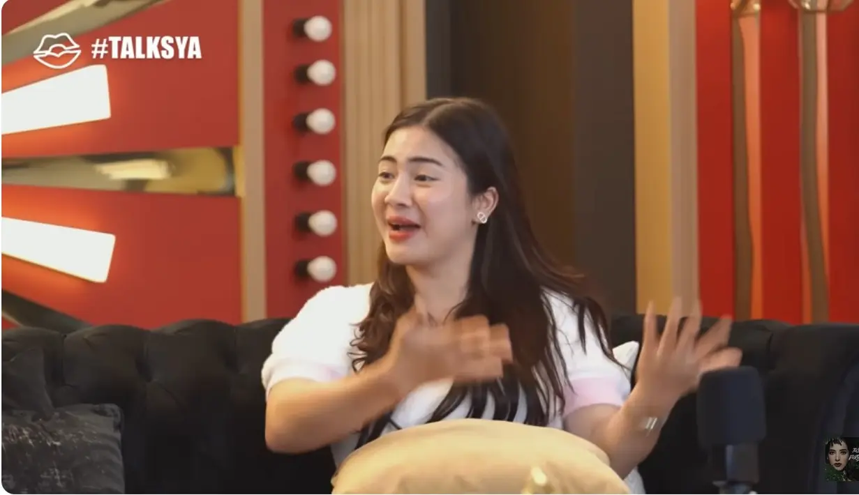 "Akhirnya pas udah masuk di dunia entertain, yang kayak bully-bulian dan lain-lain apalagi kan aku sama itu sama-sama main sinetron kan kita misalnya punya lawan main yang akhirnya dijodoh-jodohin, akhirnya dibanding-bandingin sama aku Aku tuh bodoh amat." kata Felicya. [Youtube/tasya farasya]