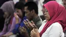 Istri almarhum Ketua KPPS Bekasi Masnun memanjatkan doa saat acara Ngopi Bareng Ombudsman di Ruang Serbaguna Ombudsman RI, Jakarta, Selasa (30/4/2019). (merdeka.com/Iqbal Nugroho)