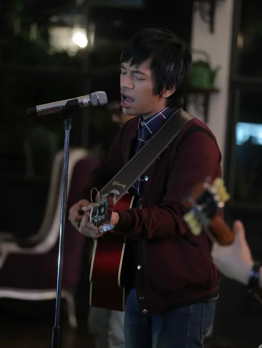 "Kaget karena cukup besar juga sih. Satu video klip ini bisa bikin empat vide klip sebelum-sebelumnya. Ya mudah-mudahan dengan buje mahal hasilnya bisa maksimal," kata Rian, disela-sela syuting. (Andy Masela/Bintang.com)