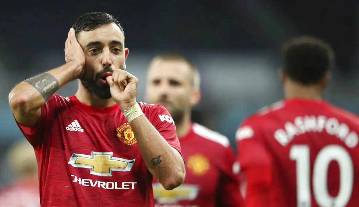 Gelandang Manchester United, Bruno Fernandes, melakukan selebrasi usai mencetak gol ke gawang Newcastle United pada laga Liga Inggris di Stadion St. James' Park, Minggu (18/10/2020). MU menang telak dengan skor 4-1. (Alex Pantling/Pool via AP)
