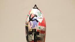 Salah satu replika bom karya seniman Lebanon, Katya Traboulsi saat dipamerkan di Salih Barakat Gallery, Beirut, Selasa (10/4). Sebanyak 46 replika bom dipamerkan dalam pameran ini. (ANWAR AMRO/AFP)
