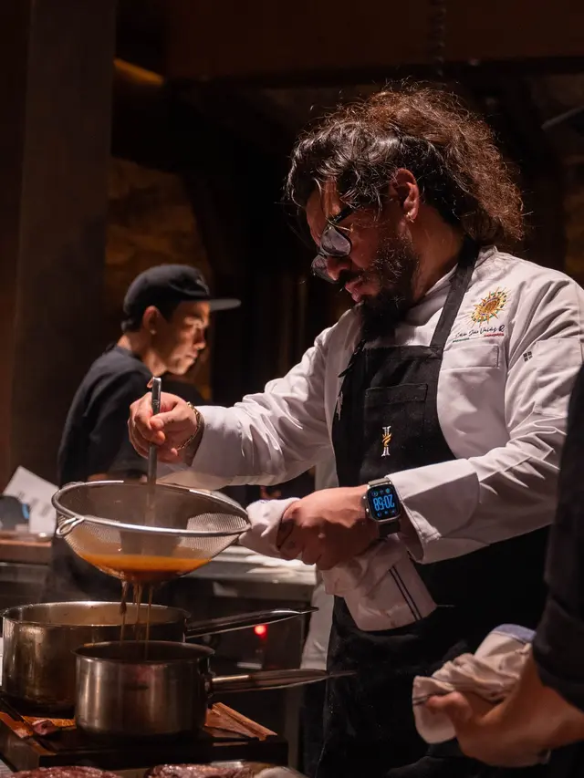 Ilustrasi koki sedang memasak/Meatguy Steakhouse