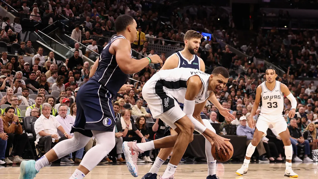 Rookie NBA Victor Wembanyama Dikepung pemain Mavericks