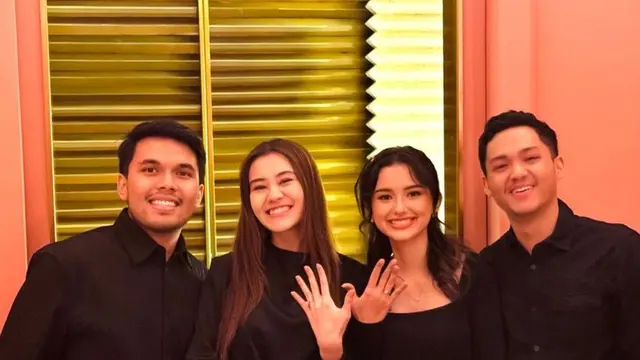 Sarah Menzel Dilamar Azriel