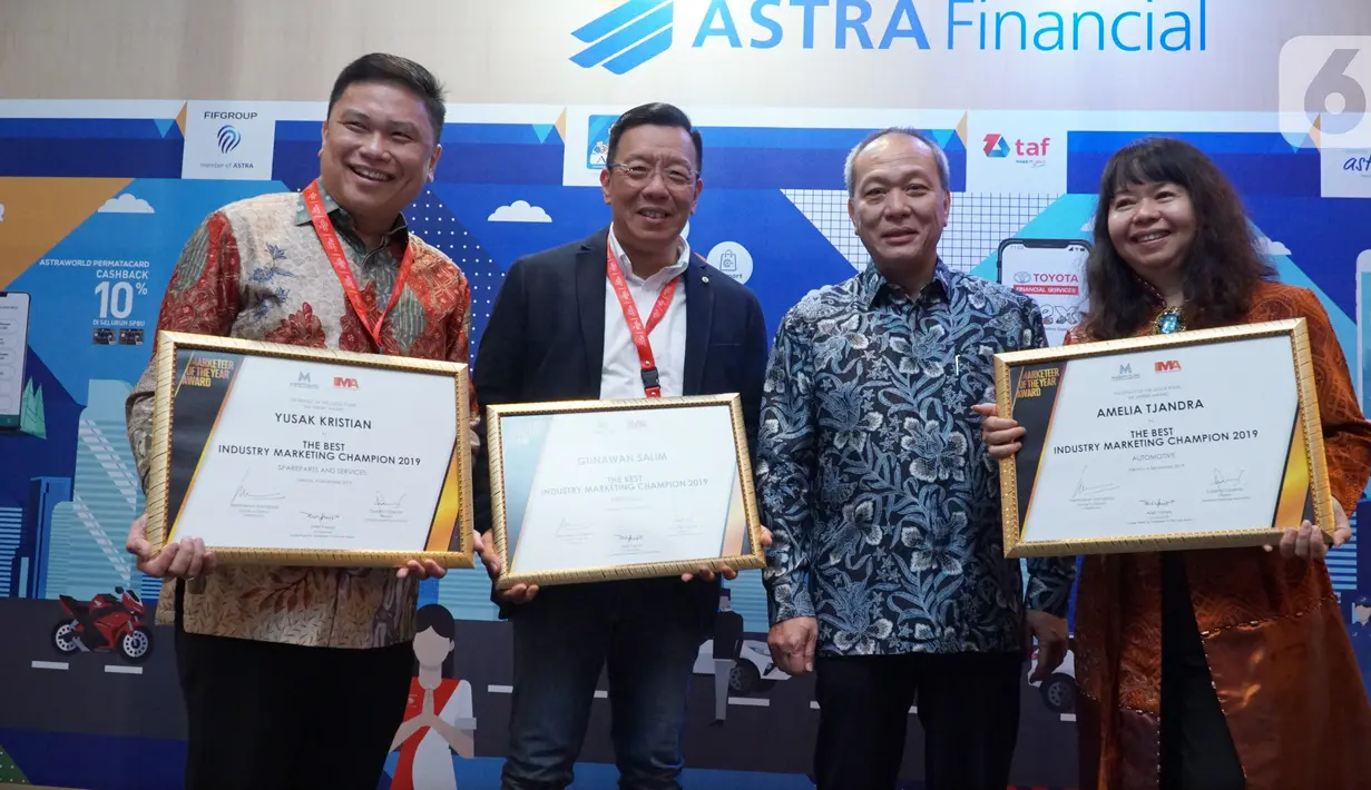Direktur PT Astra International Tbk, Director in Charge Astra Financial Suparno Dasmin (kedua kanan) foto bersama dengan penerima penghargaan Marketeer of The Year Award 2019 di Jakarta, Rabu (4/12/2019). Grup Astra dianugerahi sebagai The Best Industry Marketing Champion 2019.(Liputan6.com/HO/Eko)