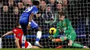 Samuel Eto'o melesatkan tendangan ke gawang untuk mencetak gol kedua pada pertandingan sepak bola Liga Inggris antara Chelsea vs Manchester United  di Stadion Stamford Bridge, London (19/01/14). (AFP/Adrian Dennis)