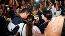 Pasca-eksekusi mati, empat rekan duo Bali Nine, Andrew Chan dan Myuran Sukumaran menggelar doa bersama di depan pagar Dermaga Wijaya Pura, Cilacap, Jawa Tengah, Rabu (29/4/2015) dini hari. (Liputan6.com/Yoppy Renato)