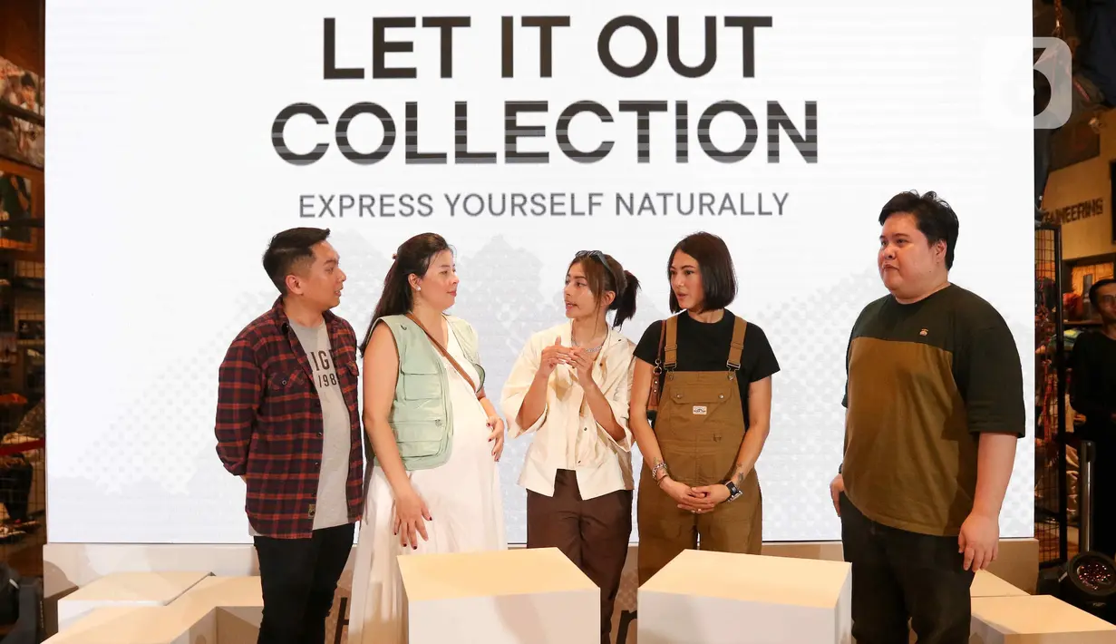 GM Retail and Sales Eiger Antonius Hans Gerard (dari kiri) berbincang dengan Eiger Women Project Leader Agnes Lukito, Influencer Sintya Marisca, Influencer Poppy Sovia dan MGM EIGER Jason Wuysang saat acara peluncuran koleksi terbaru EIGER Women di Jakarta, Kamis (31/8/2023). (Liputan6.com/Herman Zakharia)
