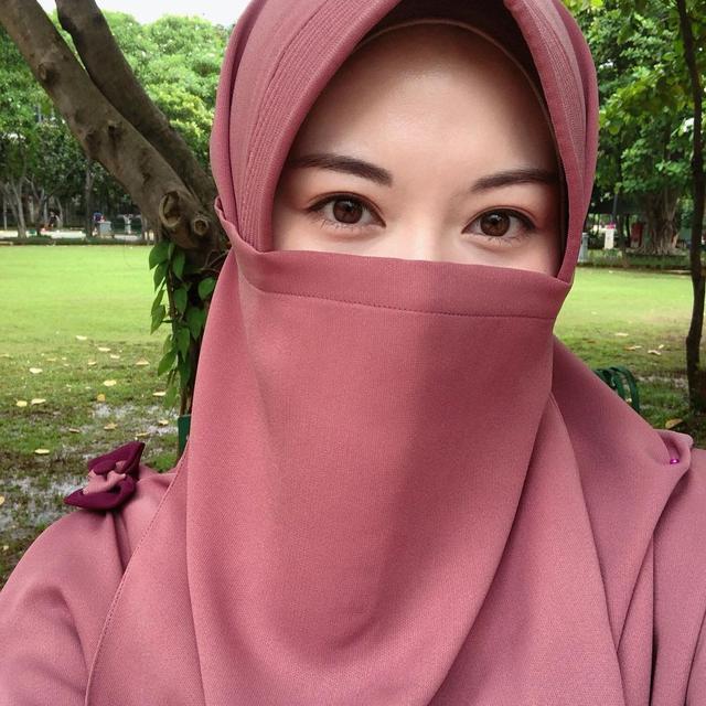 6 Potret Gaya Hijab Ayana Moon, Mulai dari Syari hingga Jilbab Sporty