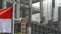 Pekerja menyelesaikan pembangunan proyek gedung di Jakarta, Jumat (20/7). Dirjen Bina Konstruksi Kementerian PUPR Syarif Burhanuddin mengatakan, Indonesia kekurangan tenaga kerja konstruksi bersertifikat dan berijazah. (Liputan6.com/Faizal Fanani)